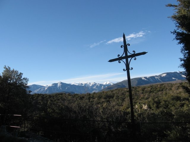 parvis de la chapelle vue sur les sommets.jpg