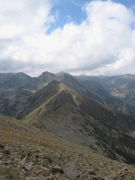 08les crêtes parcourues pour atteindre le Pic du Redoun