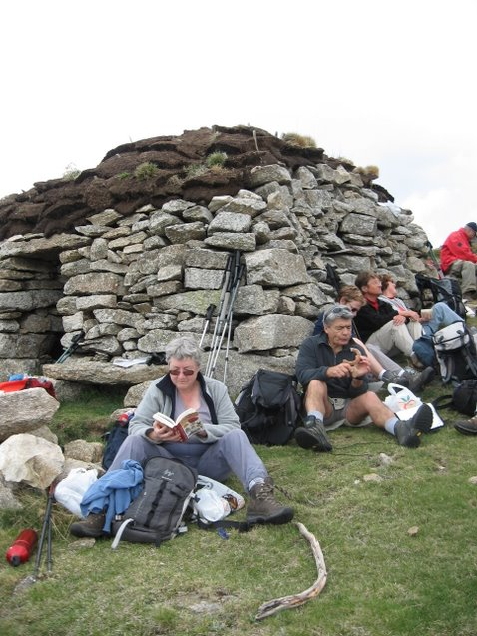 11lise consulte ses fleurs.jpg